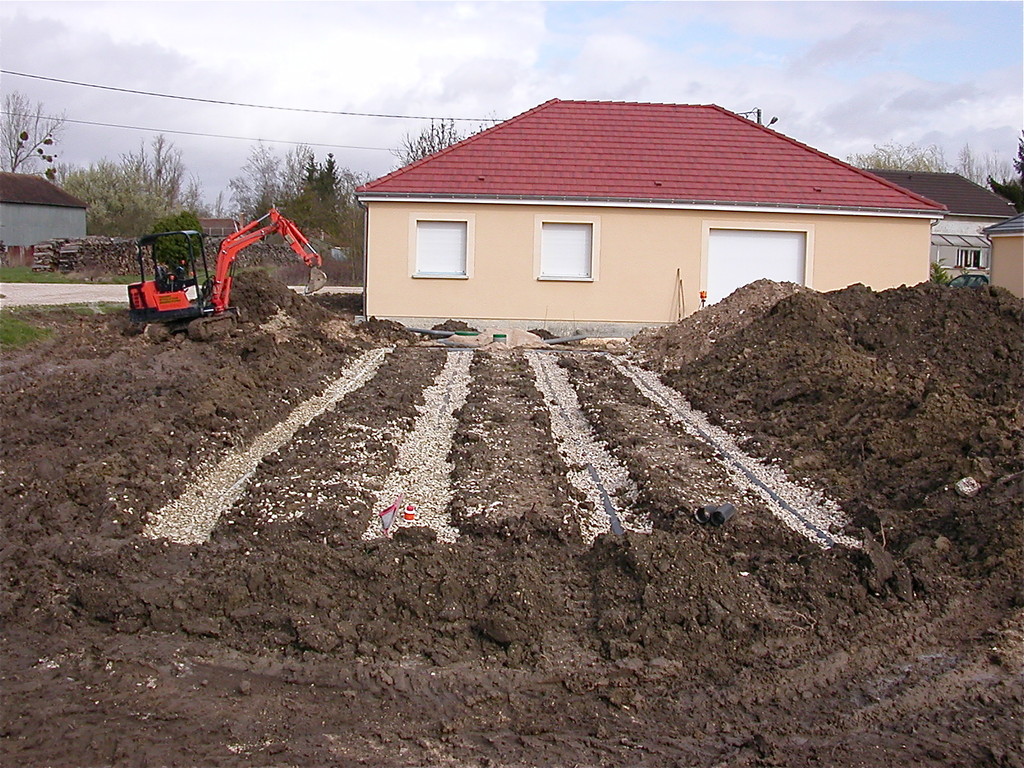 Chantier d'assainissement réalisé par l'Entreprise Camille — épandage et regards